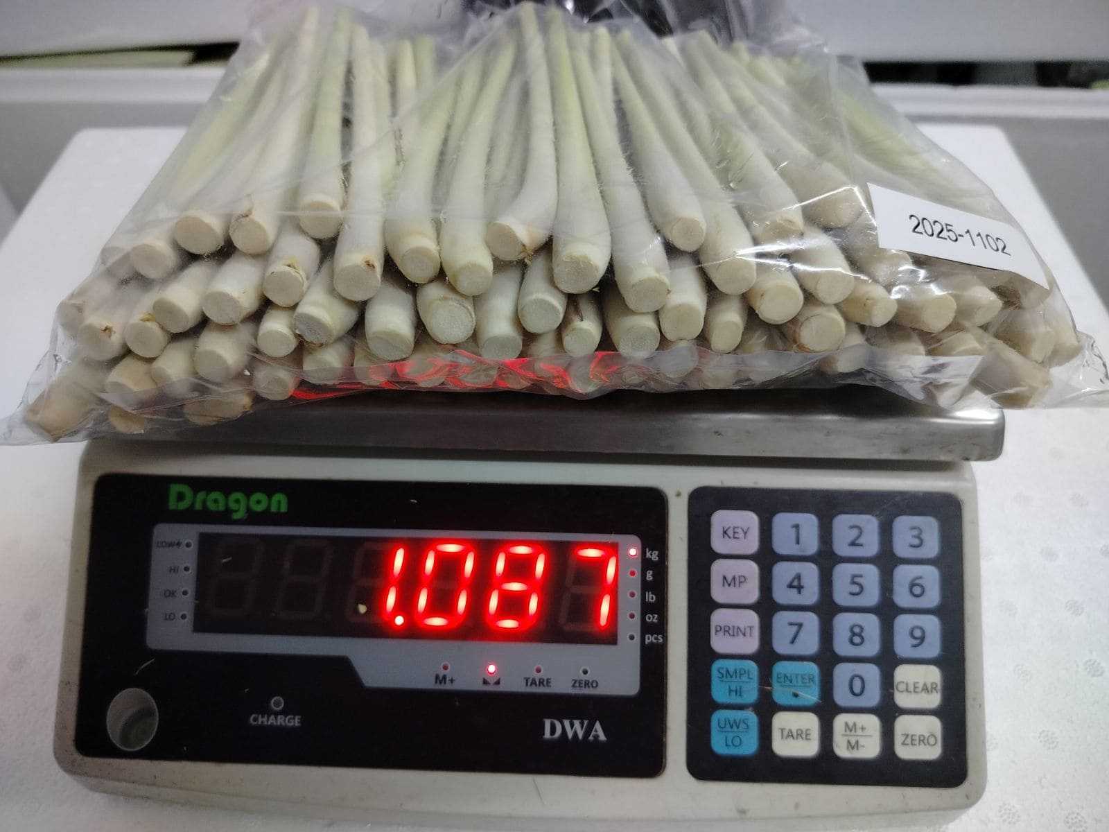 Fresh lemongrass packed and weighed for export